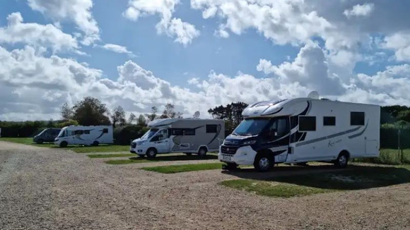 Des emplacements spacieux, délimités par du gazon et la plage à moins de 150m © Camping-car Park