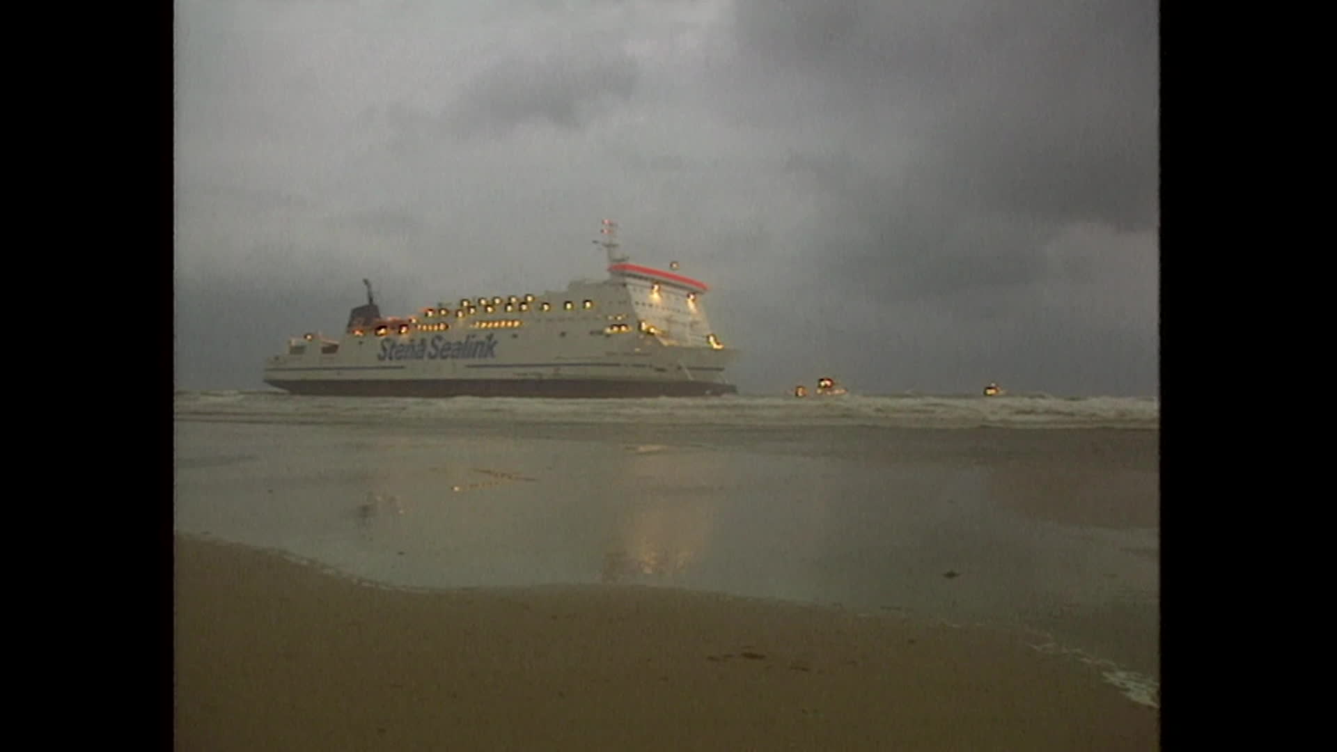 Remorqueurs en opération pour renflouer le ferry à Calais
