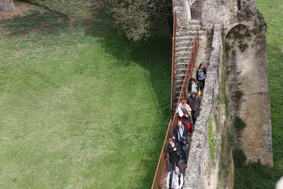 Visiteurs sur le chemin de ronde du castrum de Pommiers