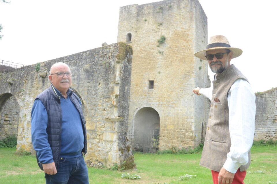 Pierre Gauban et Philippe Corriols près de la tour sud du castrum de Pommiers