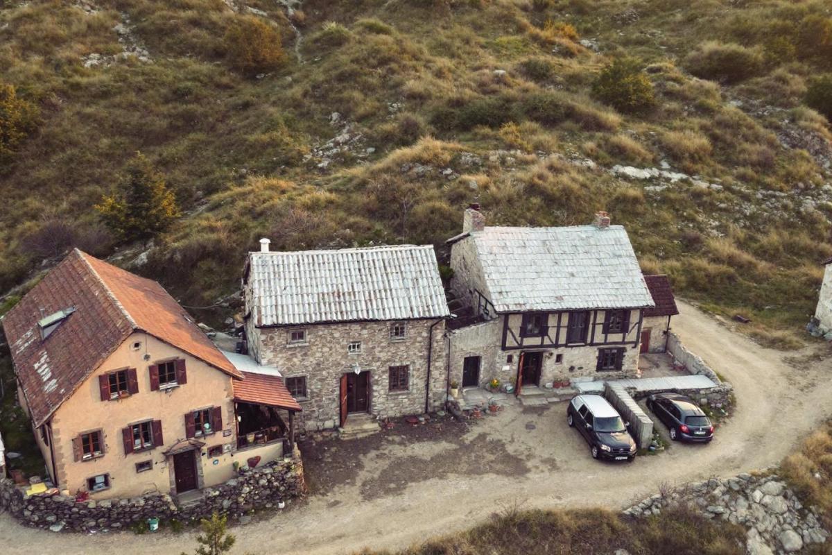Ce village du Lot, avec ses ruelles troglodytiques et ses points de vue vertigineux, ravit les passionnés de patrimoine