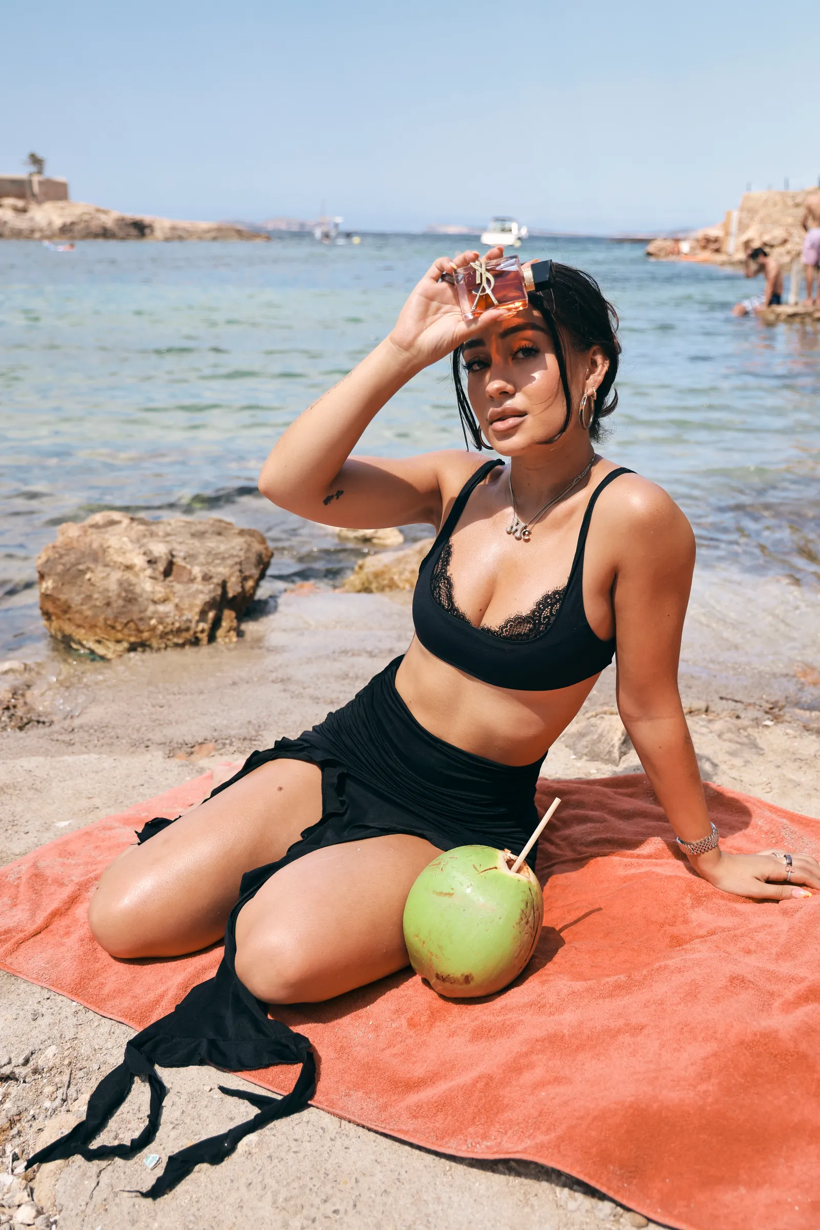 Marina Rivers con el perfume LIBRE Berry Crush.