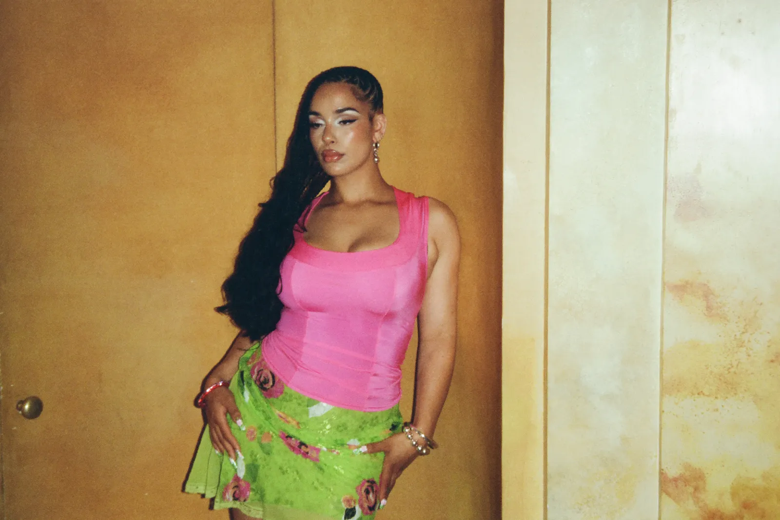 Jorja Smith y Wizkid grabando el videoclip de 'Alive'